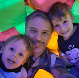 Marcos, fundador da EducaKids, com seus 2 filhos